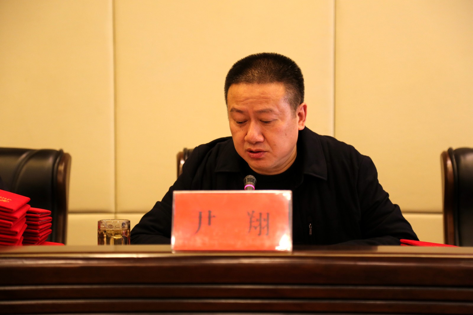 2、黨委副書(shū)記、董事長(cháng)尹翔主持會(huì )議.JPG