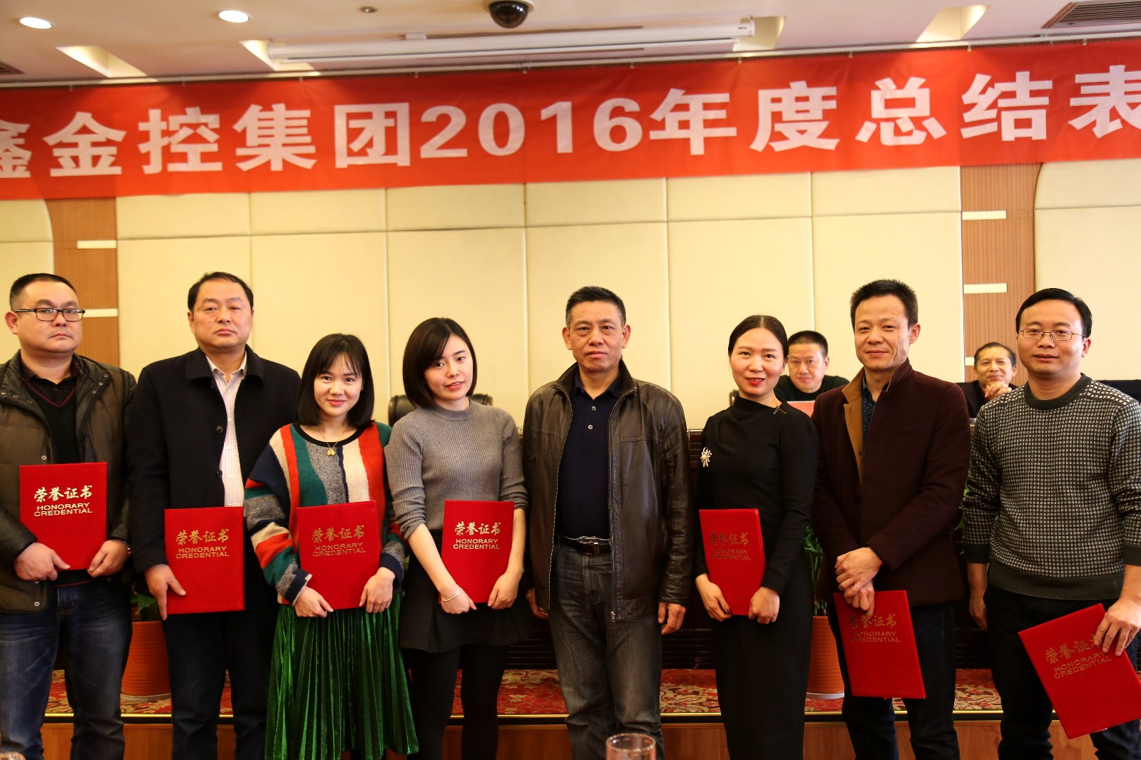 9、市財政局領(lǐng)導蘇和平與先進(jìn)集體合影.JPG
