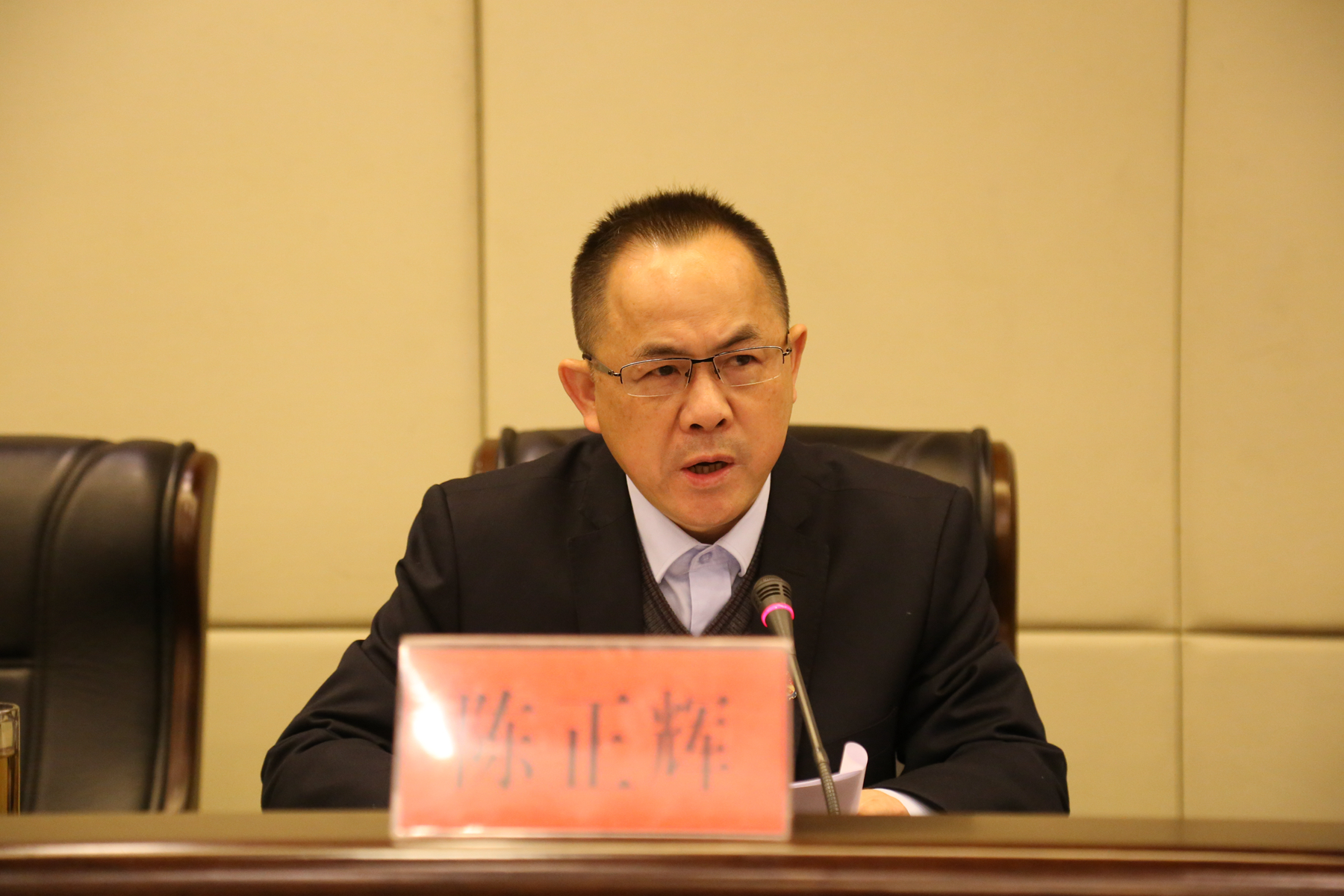 集團公司黨委委員、副總經(jīng)理陳正輝宣讀 《常德財鑫金融控股集團有限責任公司員工雙向選擇工作方案》.JPG