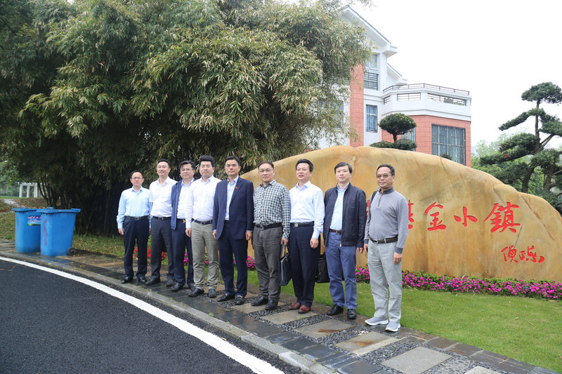 各個(gè)銀行負責人在基金小鎮合影.JPG