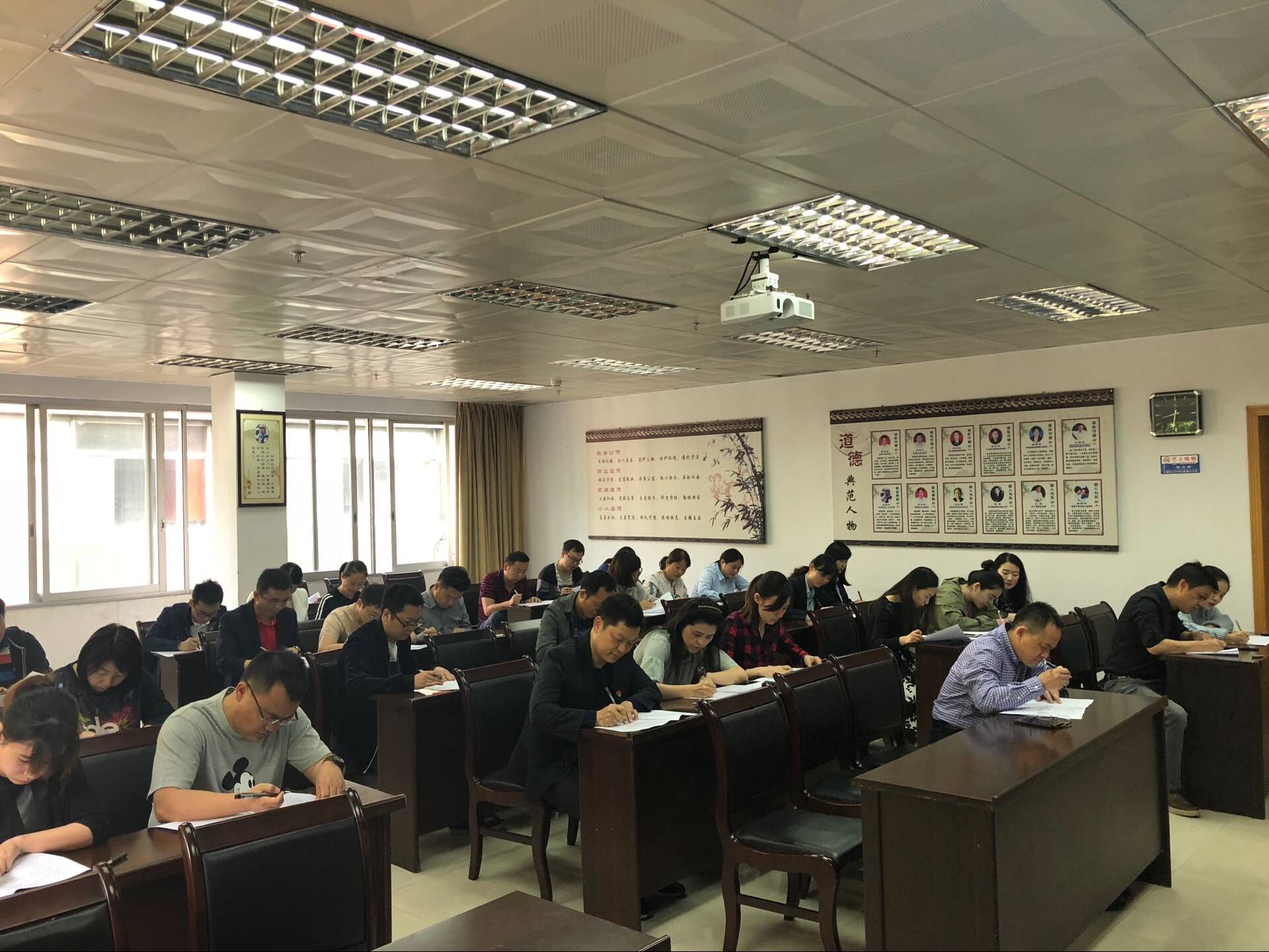 集團公司領(lǐng)導班子和公司中層骨干考試現場(chǎng).jpg