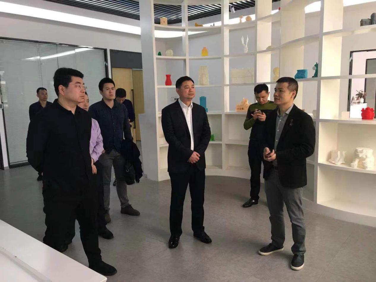 考察團走訪(fǎng)深圳長(cháng)朗三維科技有限公司.jpg