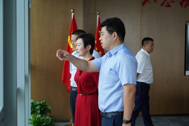 楊成英副市長(cháng)一行蒞臨我公司參觀(guān)指導