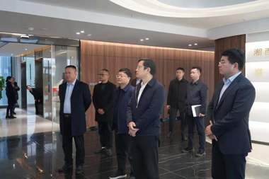 市政府領(lǐng)導一行蒞臨財鑫集團考察調研