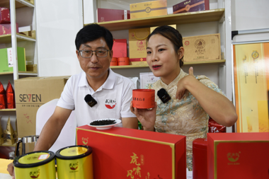 “武陵紅”花果香飄茶博會(huì )，顯微鏡下“金花”大爆料