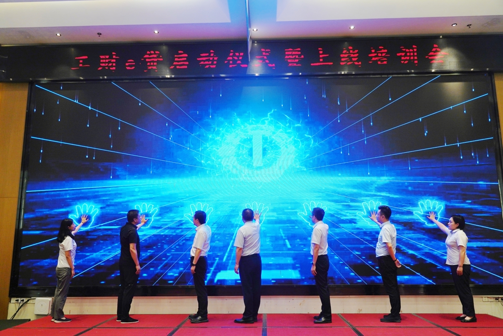 出席啟動(dòng)儀式的領(lǐng)導嘉賓共同啟動(dòng)